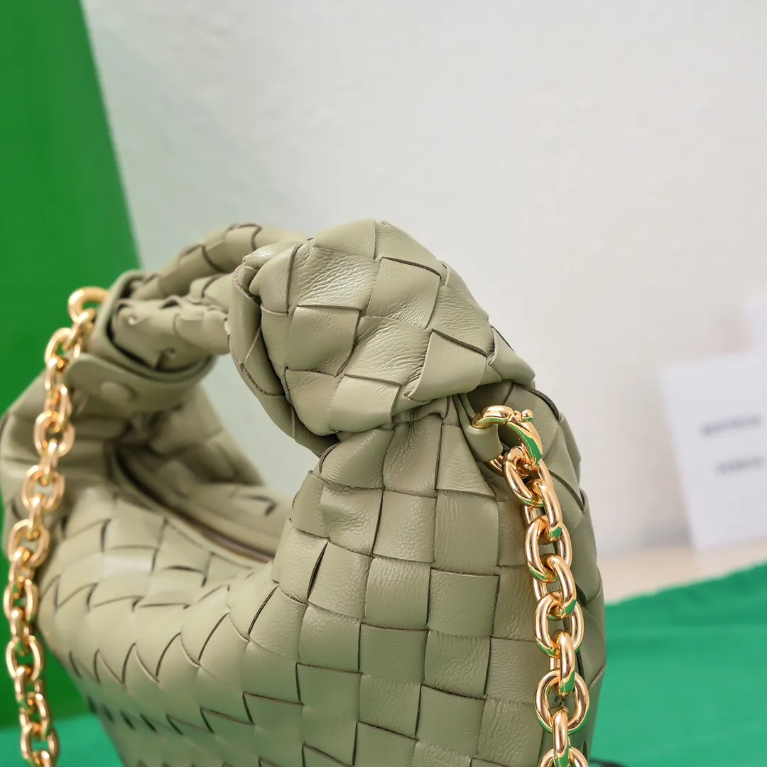 Batch 1220 Ready Stock/Travertine Green Hello everyone, I have a new name, it’s called chain jodie. Jodie’s chain clause ~ can finally be carried on the shoulder. It is based on the original bag type and adds a chain shoulder strap, and it is detachable! It's equivalent to spending one dollar to buy two bags. As the ace cutie of BV family, I really have no choice but to buy one! This bag of ours is really the same as ZP. You can wear it with a small amount of money~ Original sheepskin➕all steel hardware 28×23×8cm, model: 6699-9#